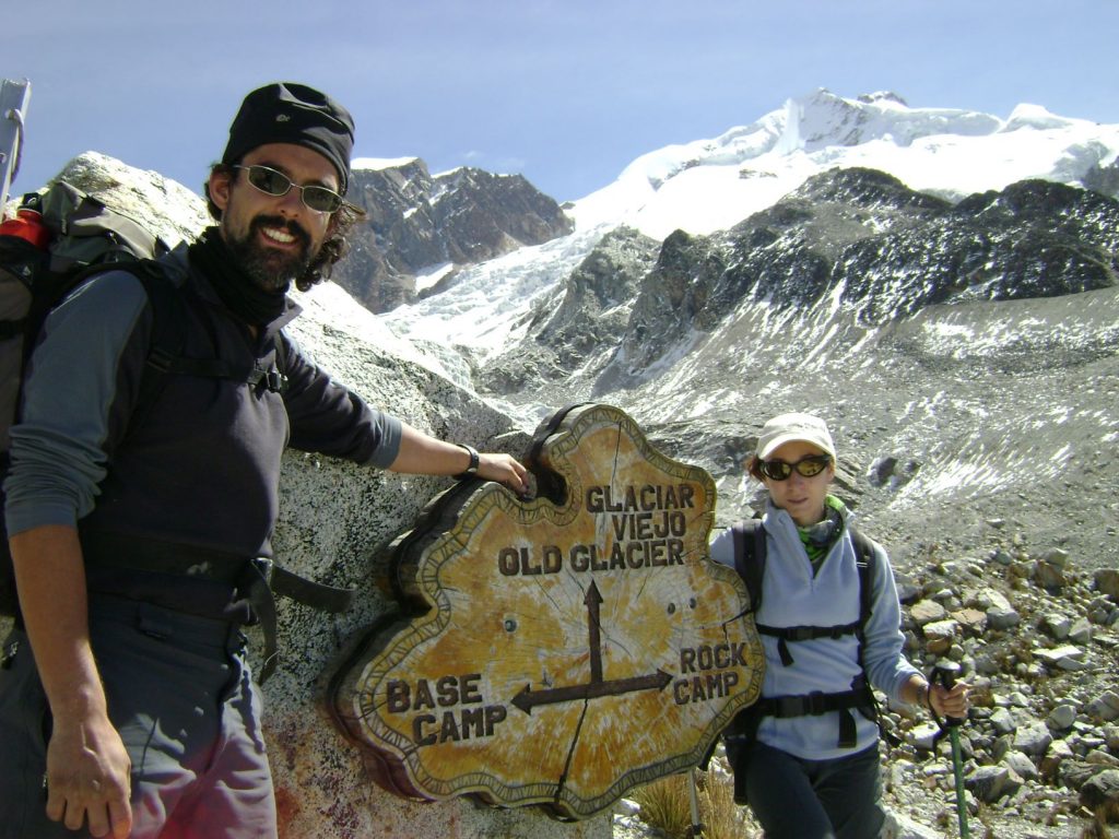 Jesús e Infi camino del Glaciar Viejo, arriba las cimas del Huayna Potosí